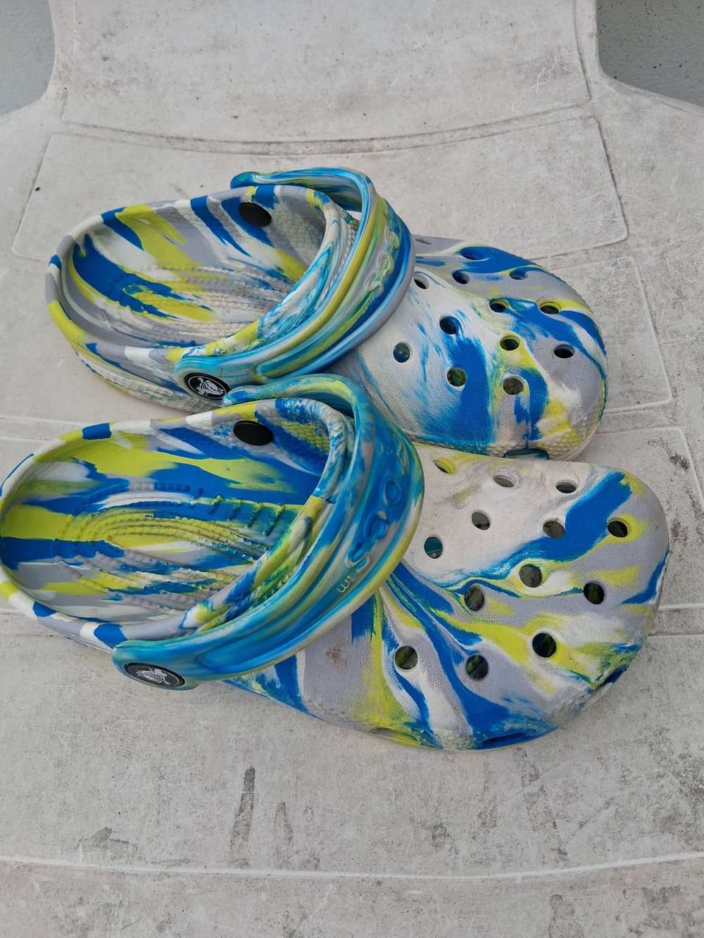 Crocs Classic Clogs in Blue, Lime & White Tie-Dyej 1 8"